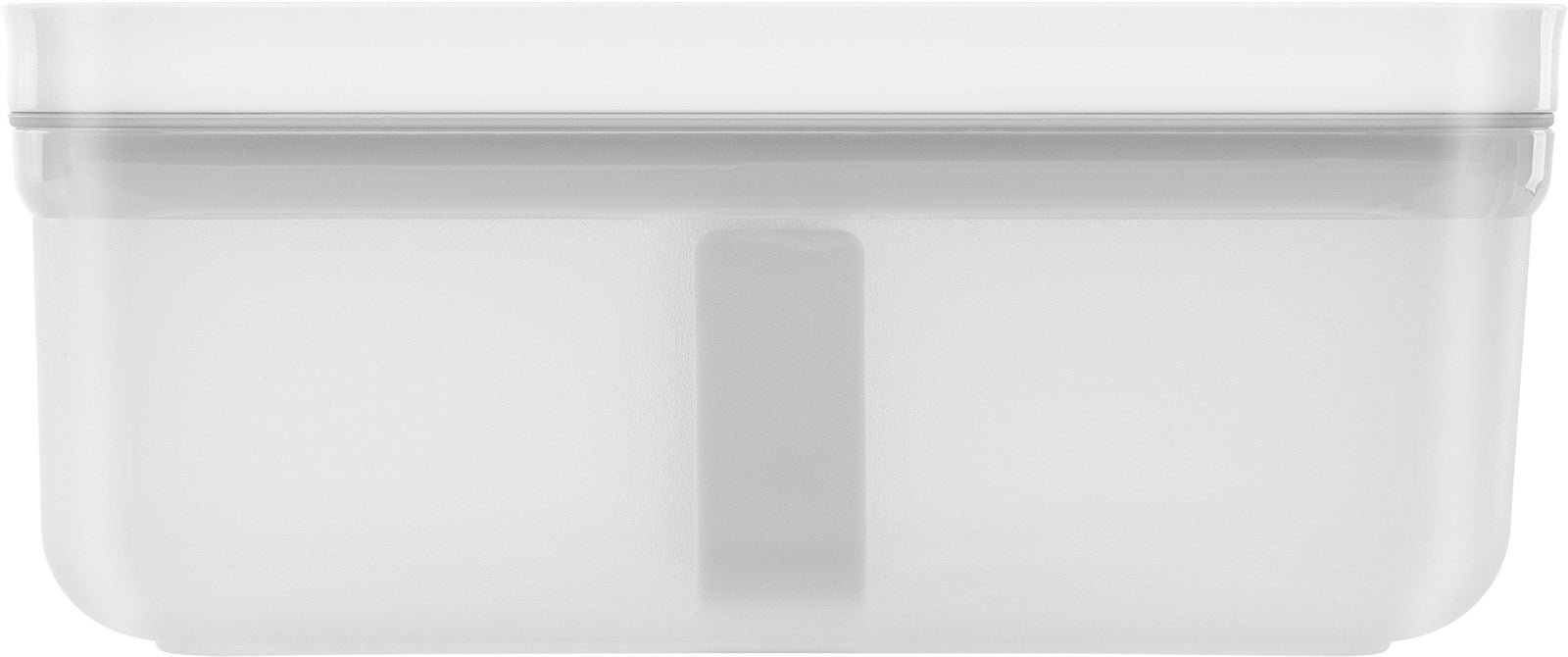 Die Zwilling Vakuum-Lunchbox M bietet mit 0,8L und kompakten 18,5 x 11,5 x 7,6 cm die ideale Lösung für frische, gesunde Snacks unterwegs.