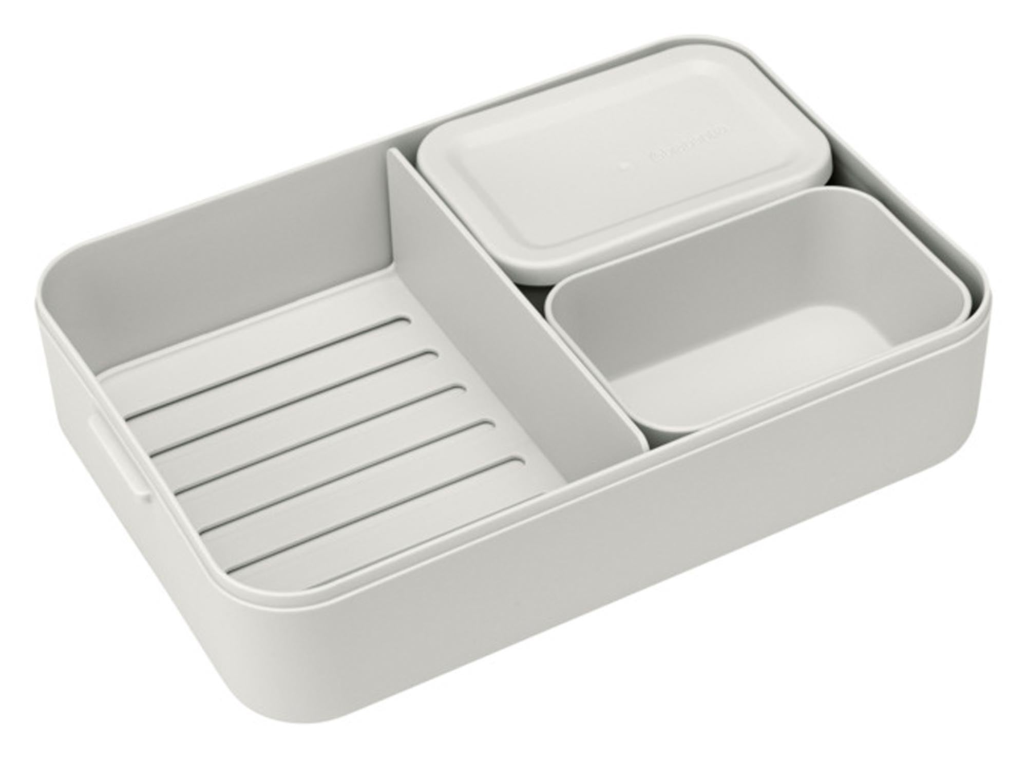 Entdecken Sie die BRABANTIA Lunchbox Bento Make & Take in elegantem Hellgrau. Mit 2 l Fassungsvermögen ideal für unterwegs, robust und spülmaschinenfest.