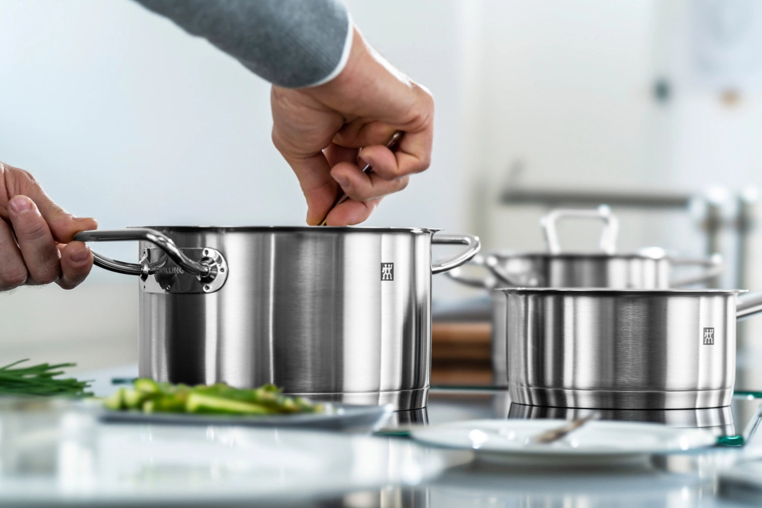 Eleganter Zwilling Pro Servierlöffel aus hochwertigem Silikon, 35 cm, ideal für müheloses Servieren und Kochen, langlebig und leicht zu reinigen.