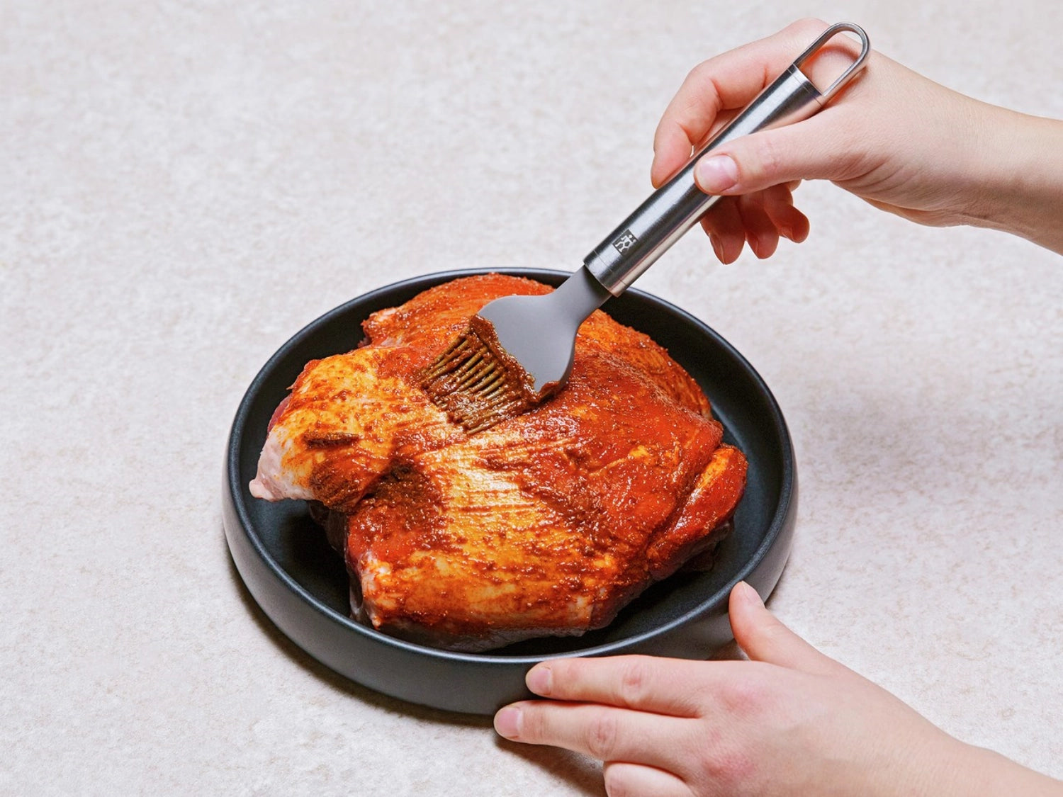 Der Zwilling Pro Backpinsel (24 cm) aus hochwertigem Silikon eignet sich perfekt zum gleichmäßigen Bestreichen und Verfeinern Ihrer Backkreationen.