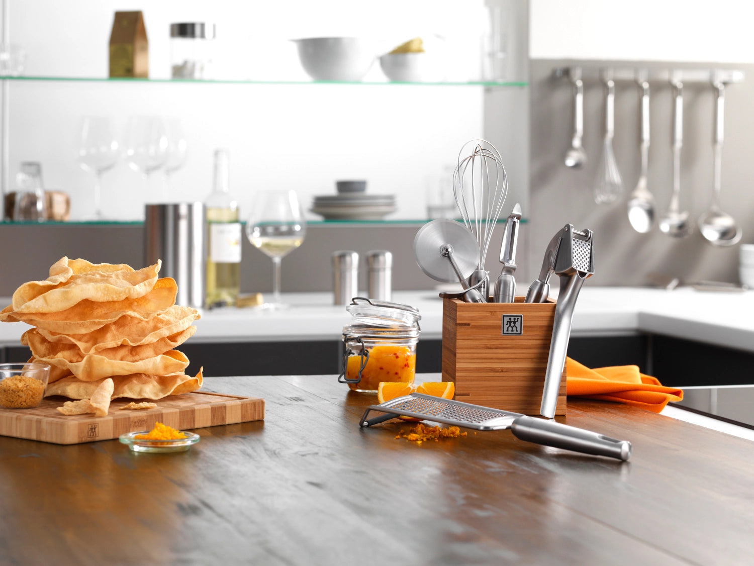 Erleben Sie die Zwilling Pro Palette (40,4 cm) – Ihr perfekter Küchenhelfer aus robustem Edelstahl. Ideal für präzises Wenden und Servieren.