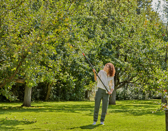 Entdecken Sie den GARDENA Asthaken Combisystem – Ihr vielseitiger Helfer für Gartenarbeiten, ideal zum Schütteln und Stützen von Ästen.