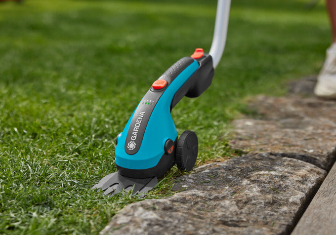 Entdecken Sie die GARDENA Akku-Grasschere ClassicCut Li Set – Ihr perfekter Partner für präzises Schneiden und ergonomische Gartenarbeit.