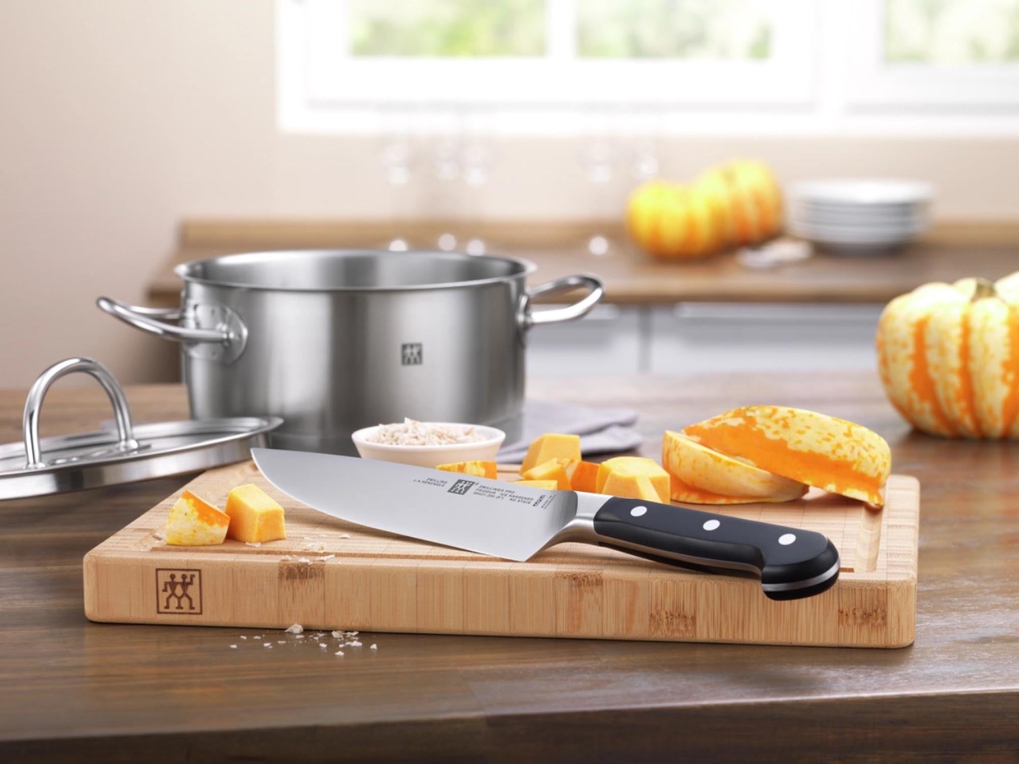 Das Zwilling Pro Kochmesser 200 mm überzeugt durch seine Schärfe und Robustheit, perfekt für präzises Schneiden in der Küche.