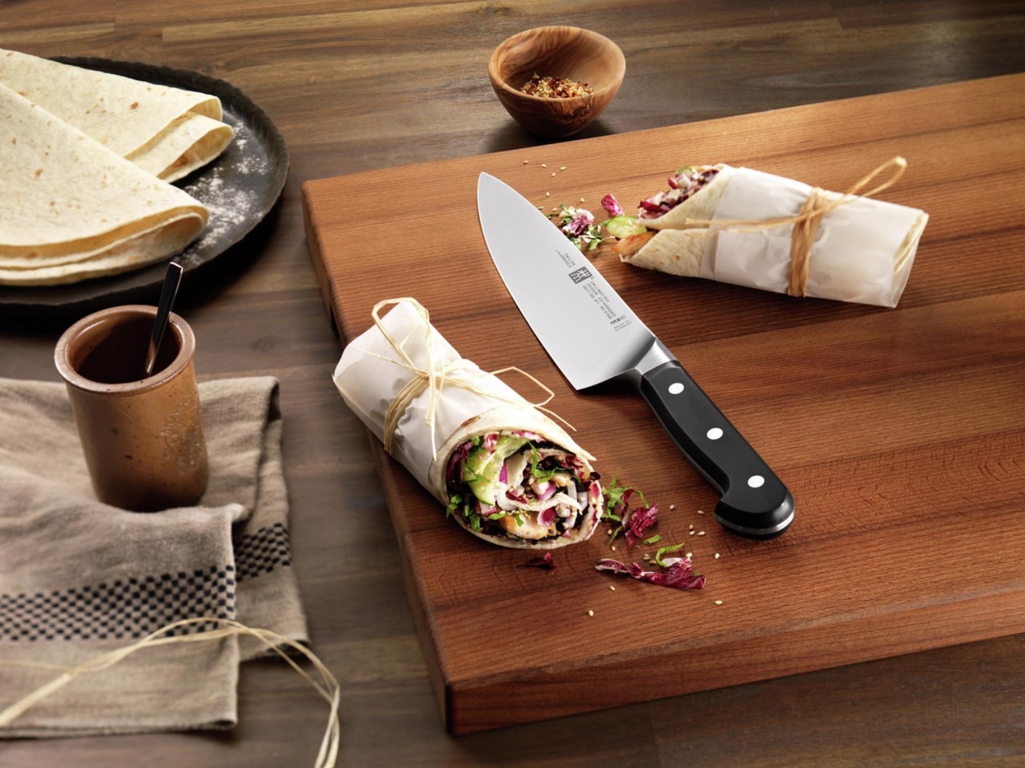 Entdecken Sie das Zwilling Pro Kochmesser 200 mm – Ihr perfekter Partner für präzise Schnitte und herausragende Qualität in der Küche.