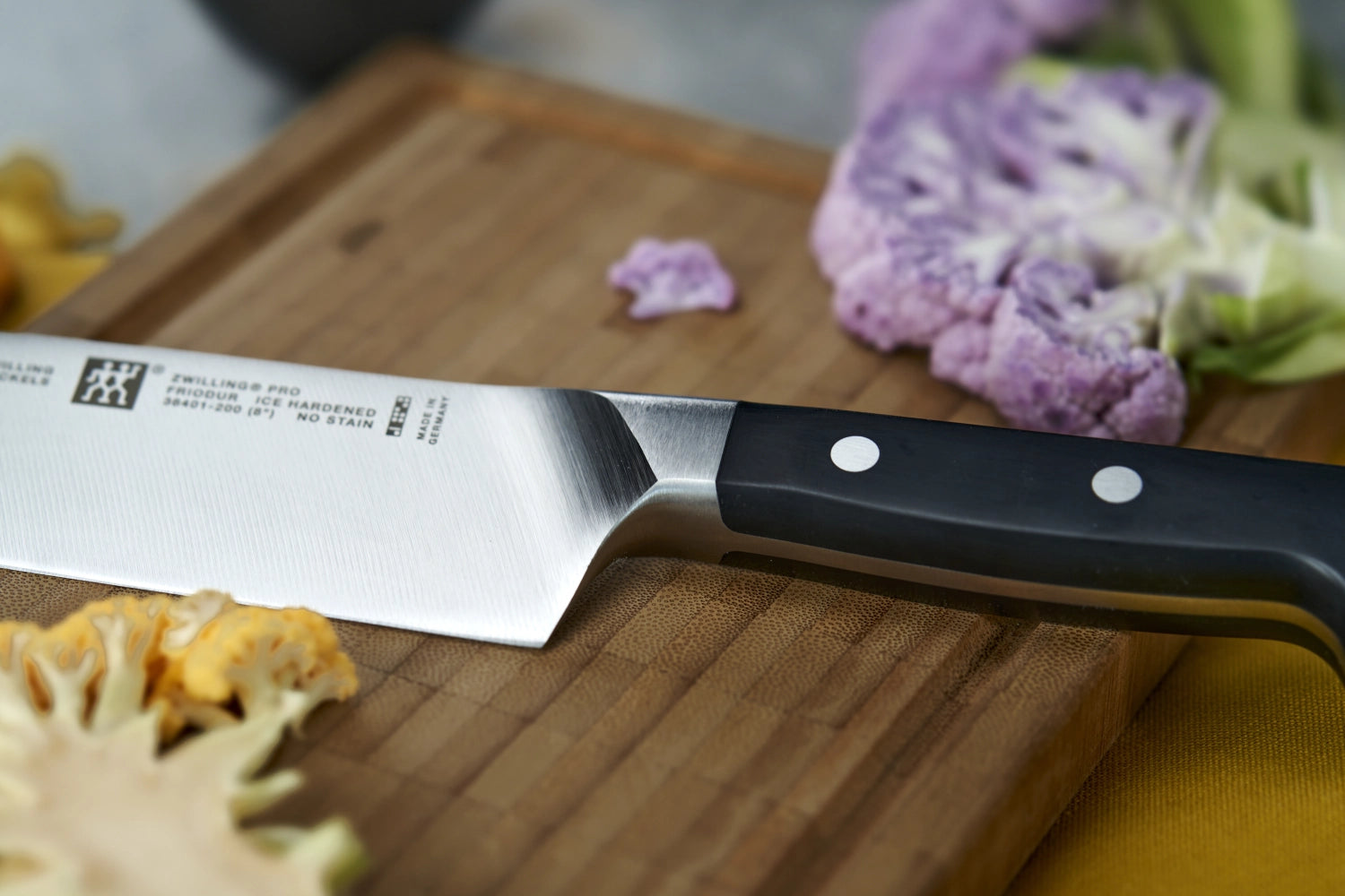 Hochwertiges Zwilling Pro Kochmesser mit 200 mm Klinge, ideal für präzises Schneiden und vielseitige Einsatzmöglichkeiten in der Küche.