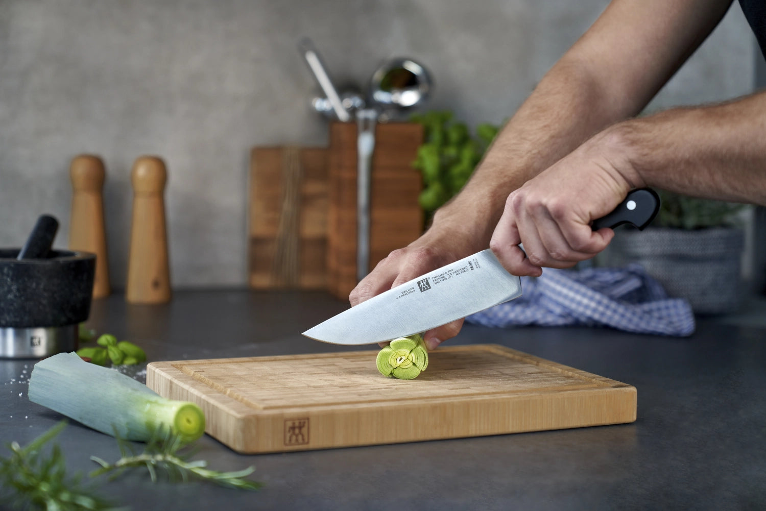 Professionelles Zwilling Pro Kochmesser mit 200 mm Klinge, perfekt für präzise Schneidetechniken und vielseitige Küchenanwendungen.