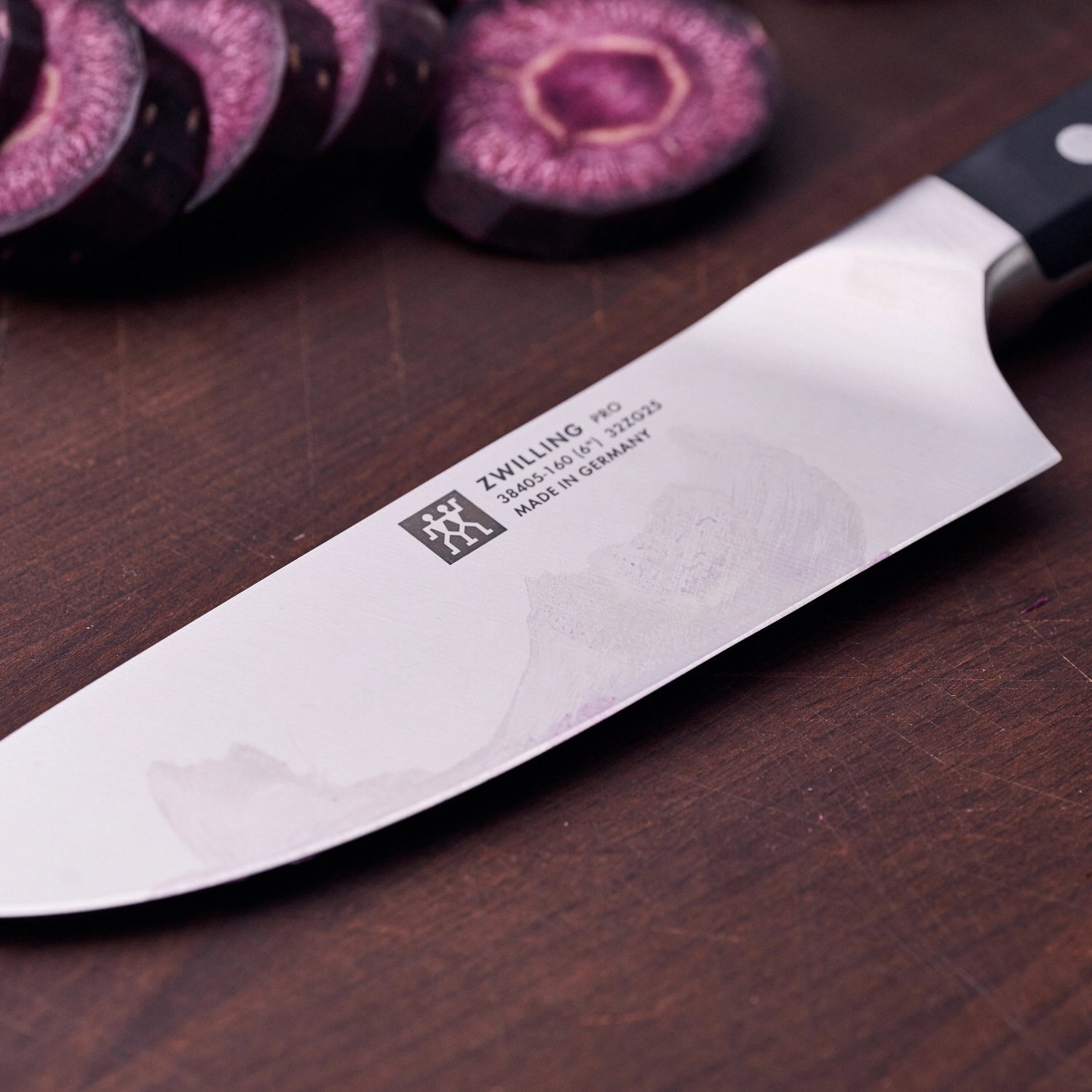 Hochwertiges Zwilling Pro Kochmesser mit breiter 160 mm Klinge, ideal für präzises Schneiden und Zubereiten in der Küche.