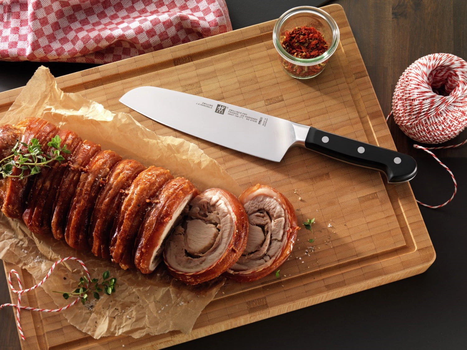 Erleben Sie das Zwilling Pro Santokumesser 180 mm – Ihr perfekter Küchenhelfer für präzises Schneiden und Zerkleinern von Lebensmitteln. Hochwertige Verarbeitung!