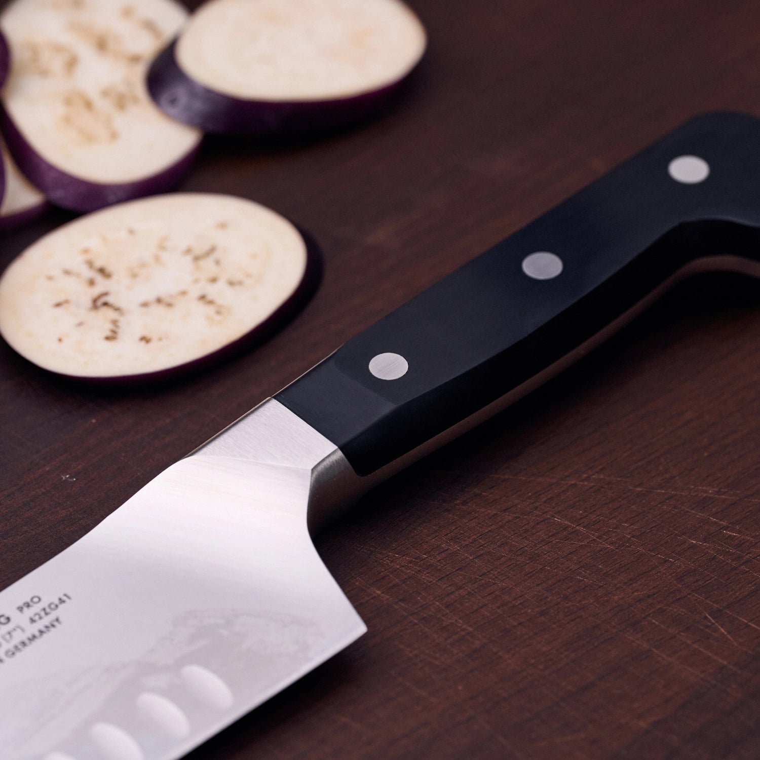 Elegantes Zwilling Pro Santokumesser mit Kullen, 180 mm, ideal für präzises Schneiden von Zutaten, ergonomischer Griff für optimale Handhabung.