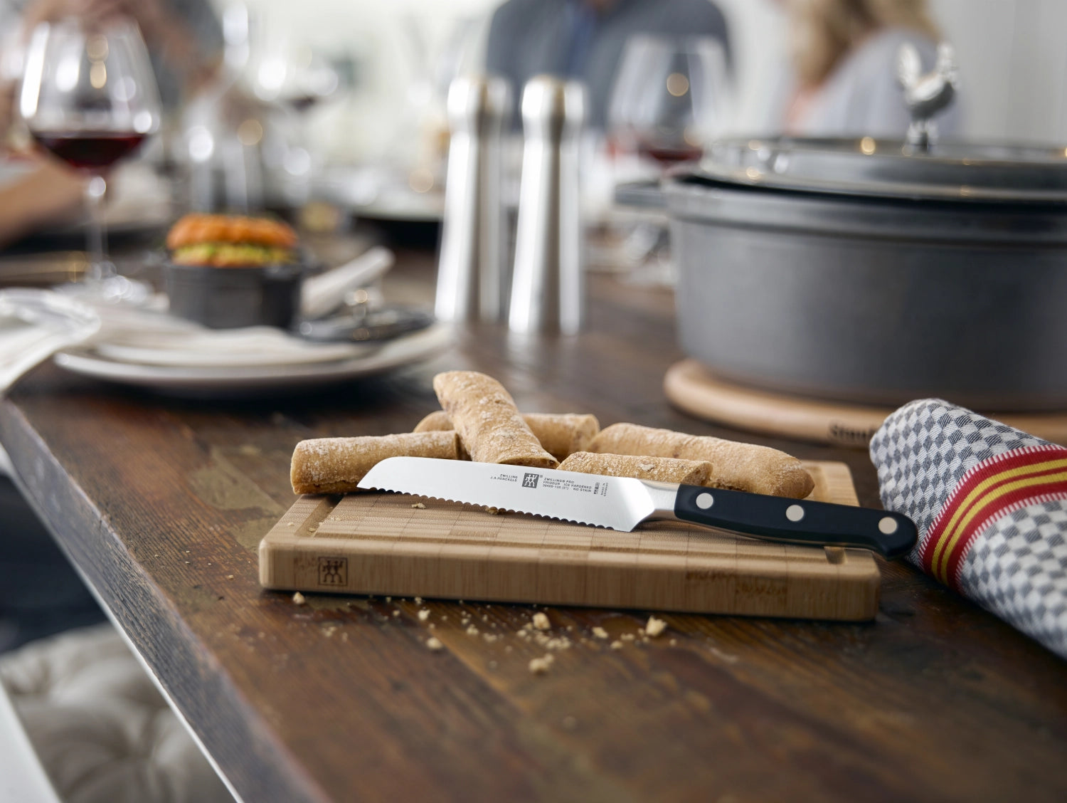 Zwilling Pro Universalmesser mit 130 mm Wellenschliff, ideal für präzises Schneiden von Brot und anderen Lebensmitteln, ergonomischer Griff.