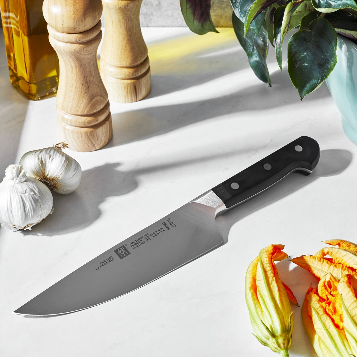 Zwilling Pro Messerset, 2-tlg. (Spick- & Kochmesser) in Schwarz präsentiert im Onlineshop von KAQTU Design AG. Küchenmesser ist von Zwilling Kitchen