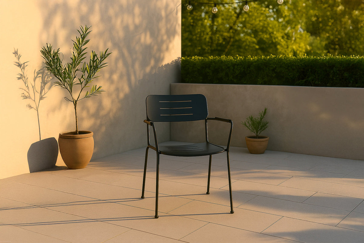 Nicke Stuhl in Schwarz präsentiert im Onlineshop von KAQTU Design AG. Gartenstuhl mit Armlehnen ist von Venture Home