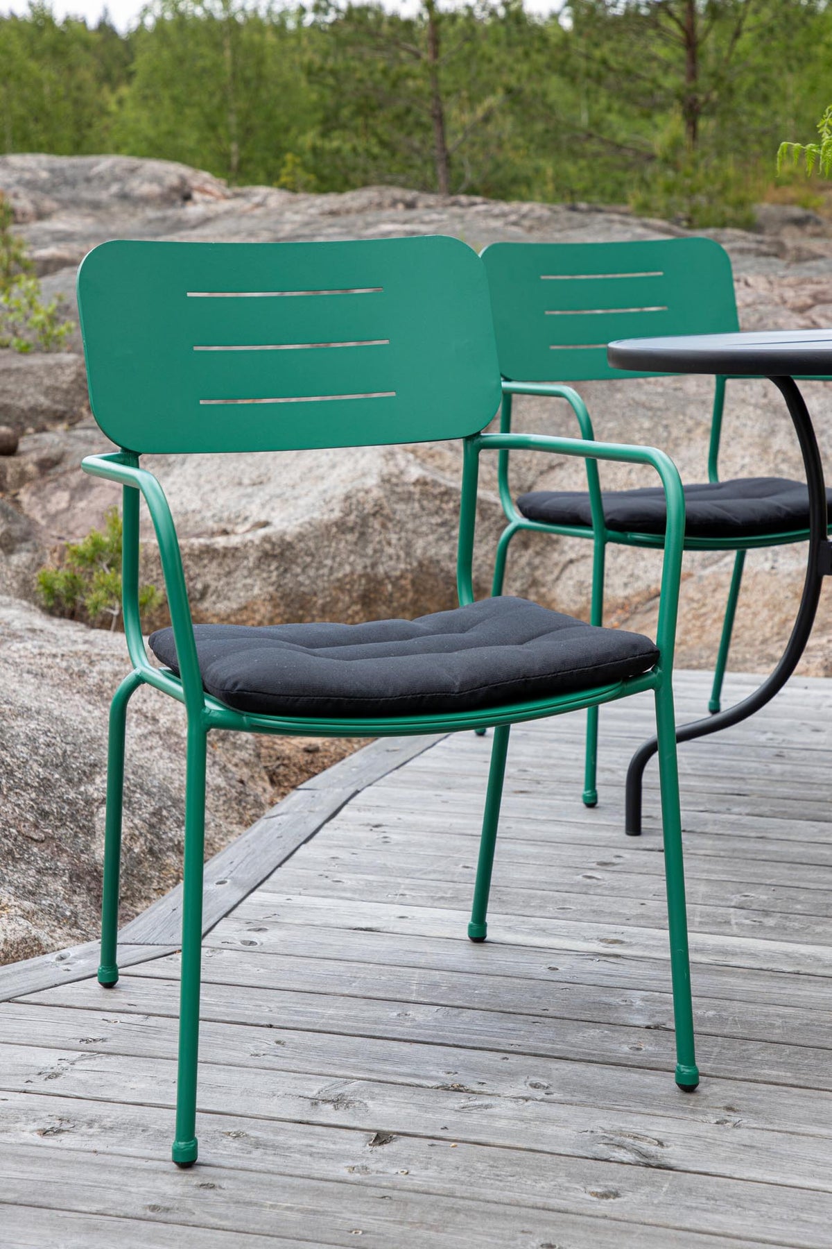Nicke Stuhl in Grün präsentiert im Onlineshop von KAQTU Design AG. Gartenstuhl mit Armlehnen ist von Venture Home