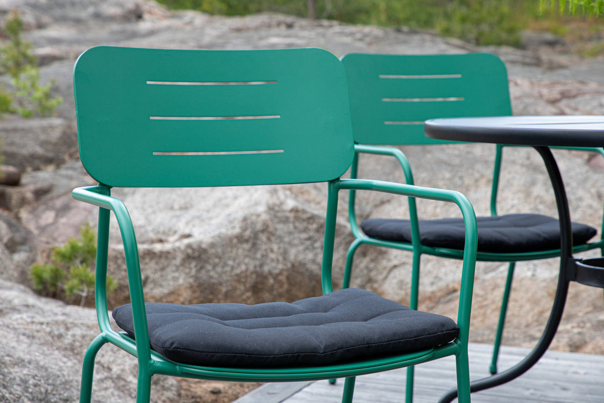 Nicke Stuhl in Grün präsentiert im Onlineshop von KAQTU Design AG. Gartenstuhl mit Armlehnen ist von Venture Home