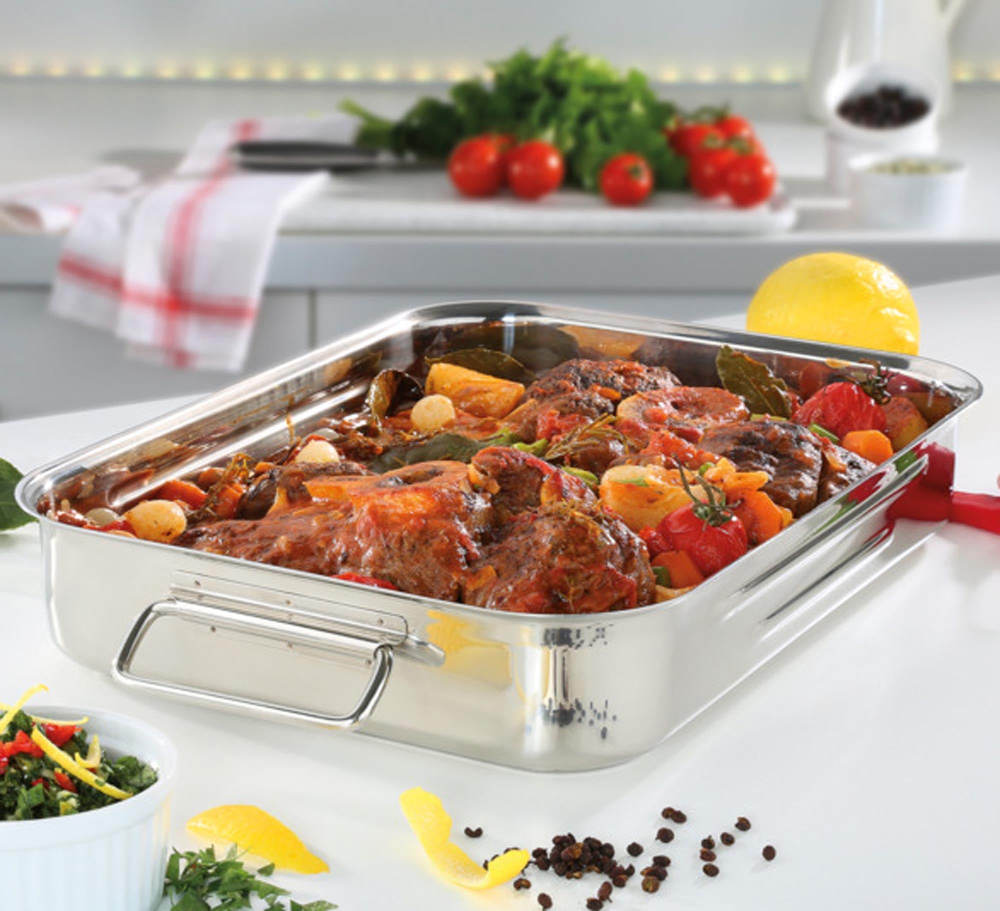 Hochwertiger Edelstahl-Bräter von SPRING, ideal für Fleisch, Geflügel & Gemüse. Gleichmässige Wärmeverteilung, spülmaschinenfest.