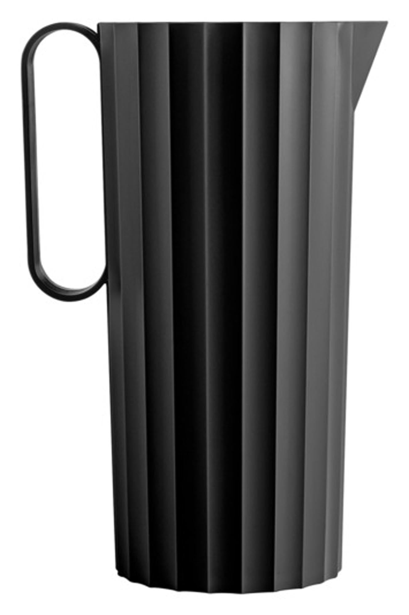 Entdecken Sie die elegante BLIM PLUS Karaffe Hydria in carbon black (1.7 l) – modern, bruchsicher und spülmaschinenfest. Ideal für stilvolle Getränkepräsentation!