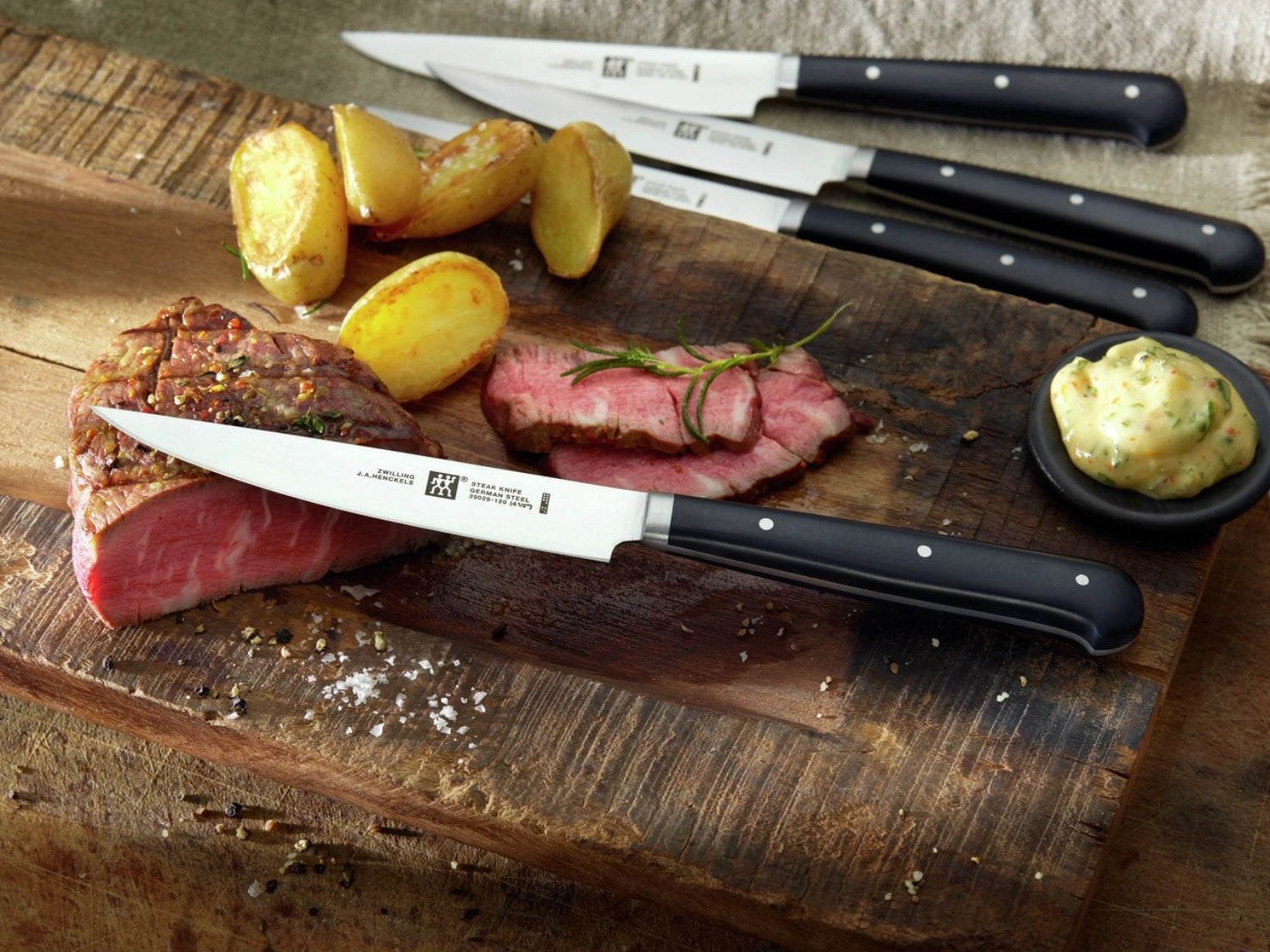 TWIN Steakmesser Set von Zwilling Kitchen, 4-teilig, 120 mm, scharfe Klingen und ergonomische Griffe für perfekte Steakgenüsse.