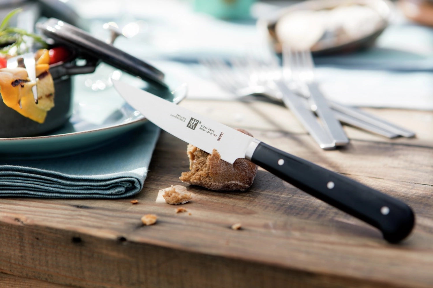 Elegantes 4-teiliges Steakmesser Set von Zwilling Kitchen, 120 mm, mit präzisen Klingen und komfortablen Griffen für ein unvergessliches Esserlebnis.