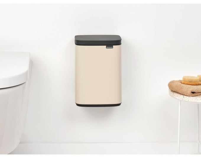 Entdecken Sie den kompakten 4 l Abfallbehälter Bo von BRABANTIA in soft beige. Ideal für kleine Räume, hygienisch und umweltfreundlich.