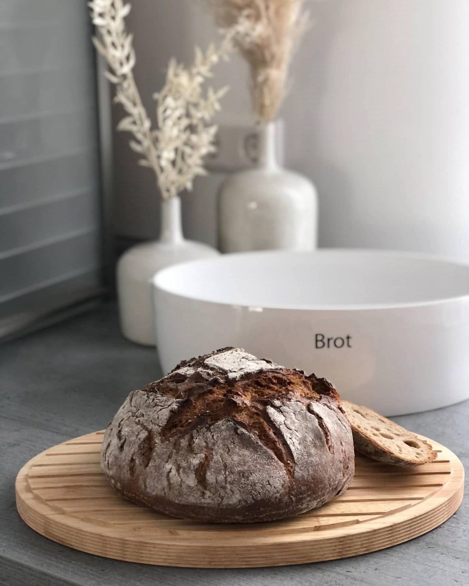 Eleganter Keramik Brottopf mit Holzdeckel von Continenta. Ideal für frisches Brot, vereint Funktionalität und Stil in Ihrer Küche.