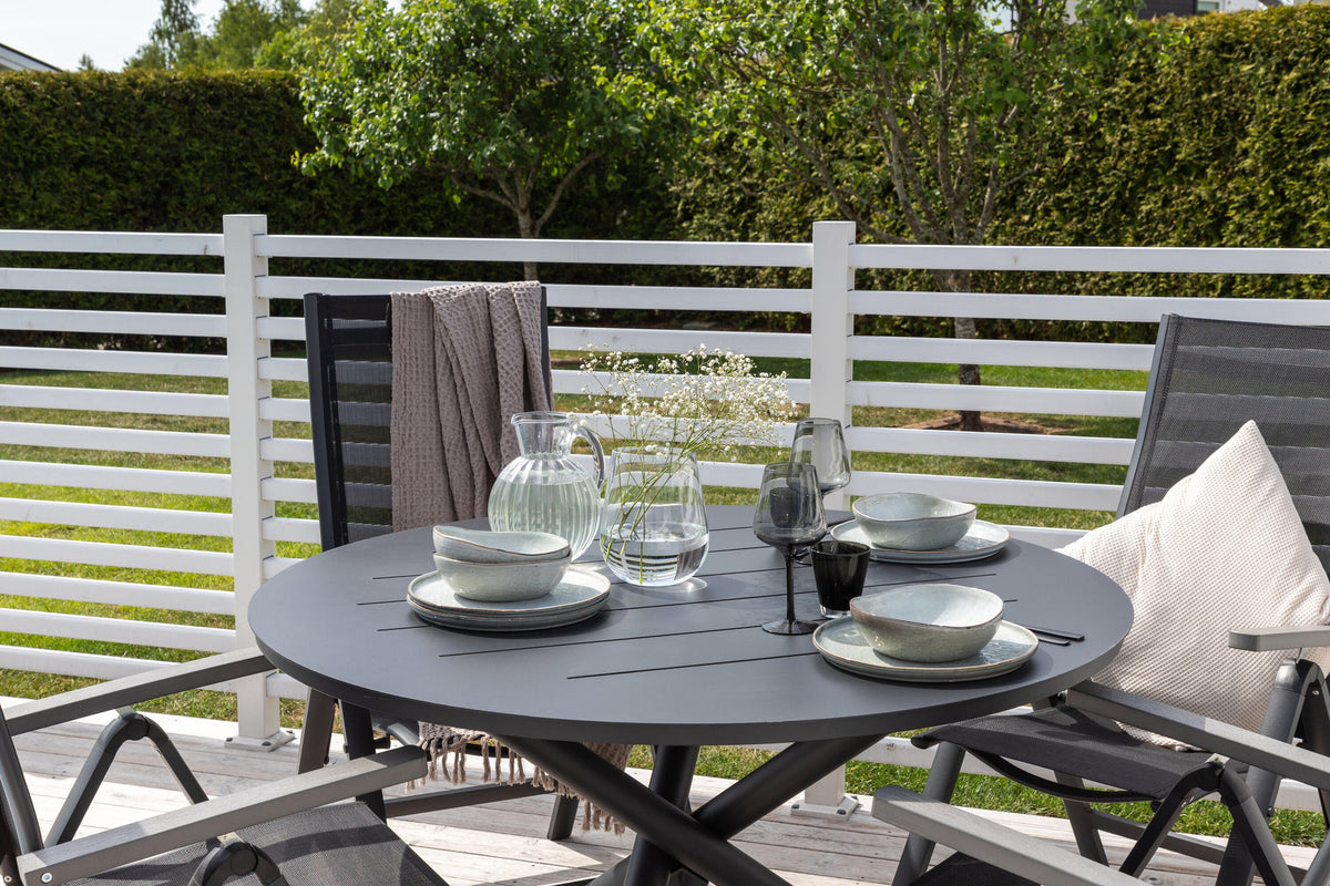 Alma Gartentisch in Schwarz präsentiert im Onlineshop von KAQTU Design AG. Gartentisch ist von Venture Home
