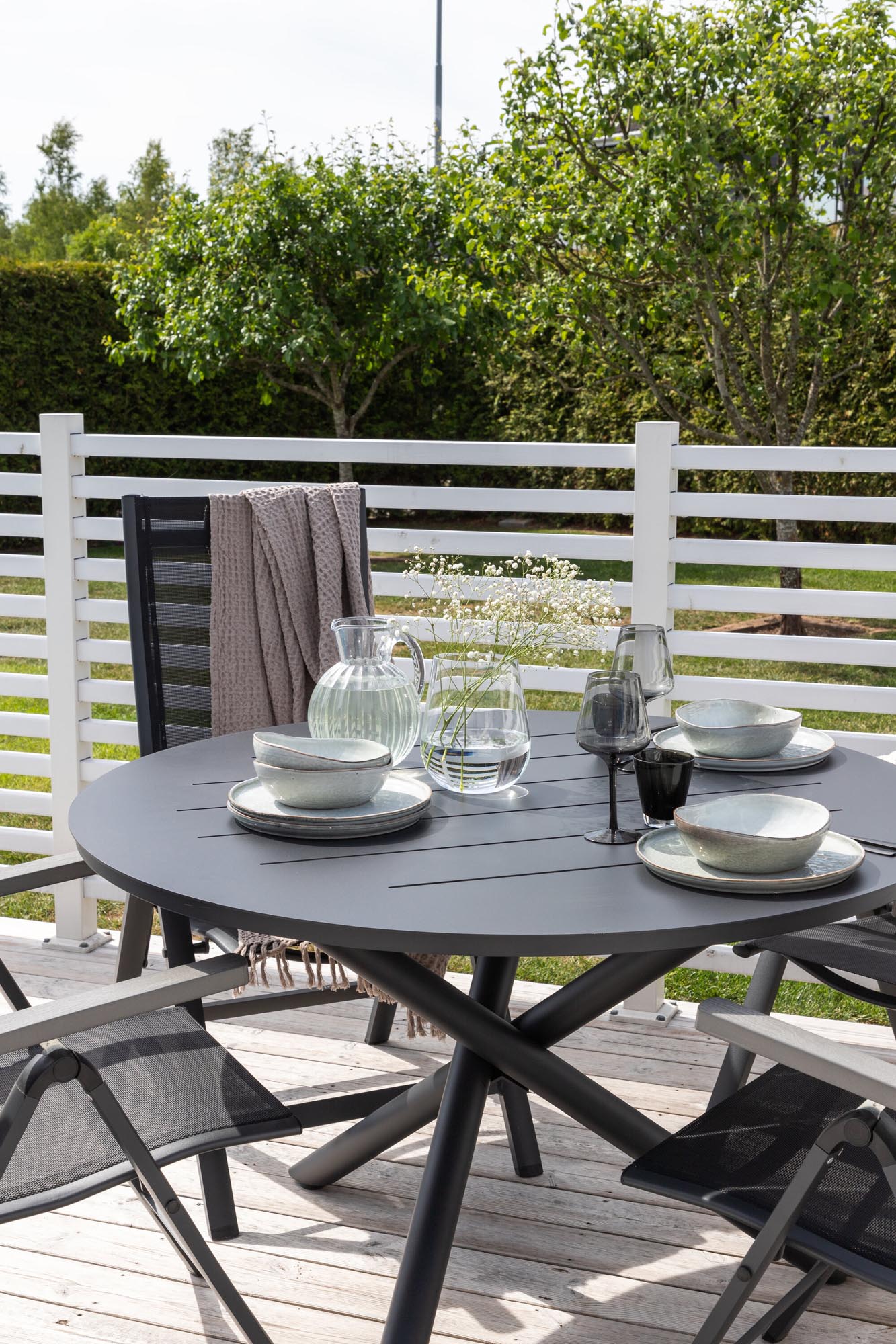 Der Alma Gartentisch von Venture Home bietet modernes Design und Funktionalität, perfekt für Garten und Terrasse.