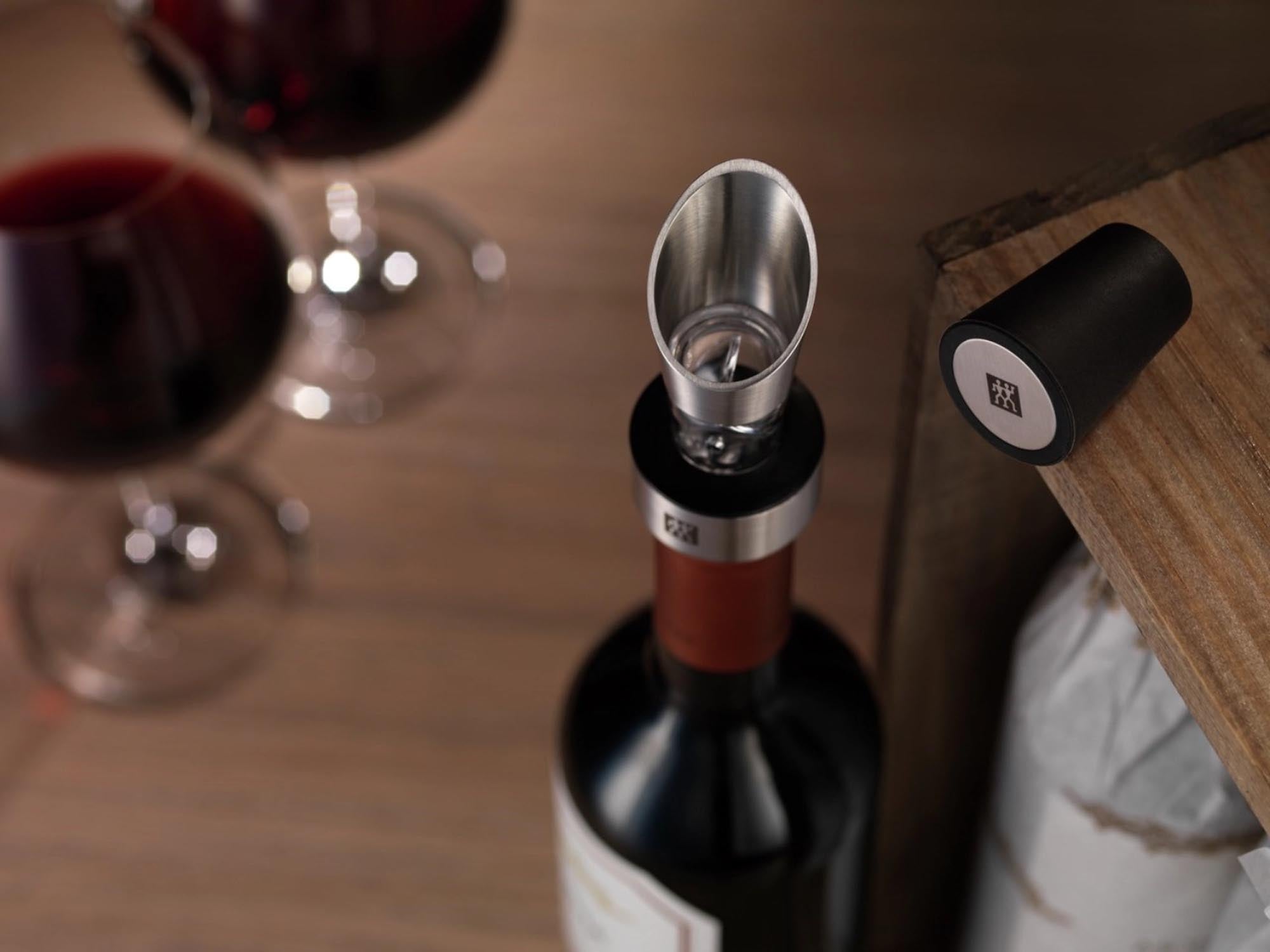 Eleganter Weinausgiesser aus robustem 18/10 Edelstahl von Zwilling Kitchen, ideal für ein sauberes und stilvolles Einschenken von Wein.