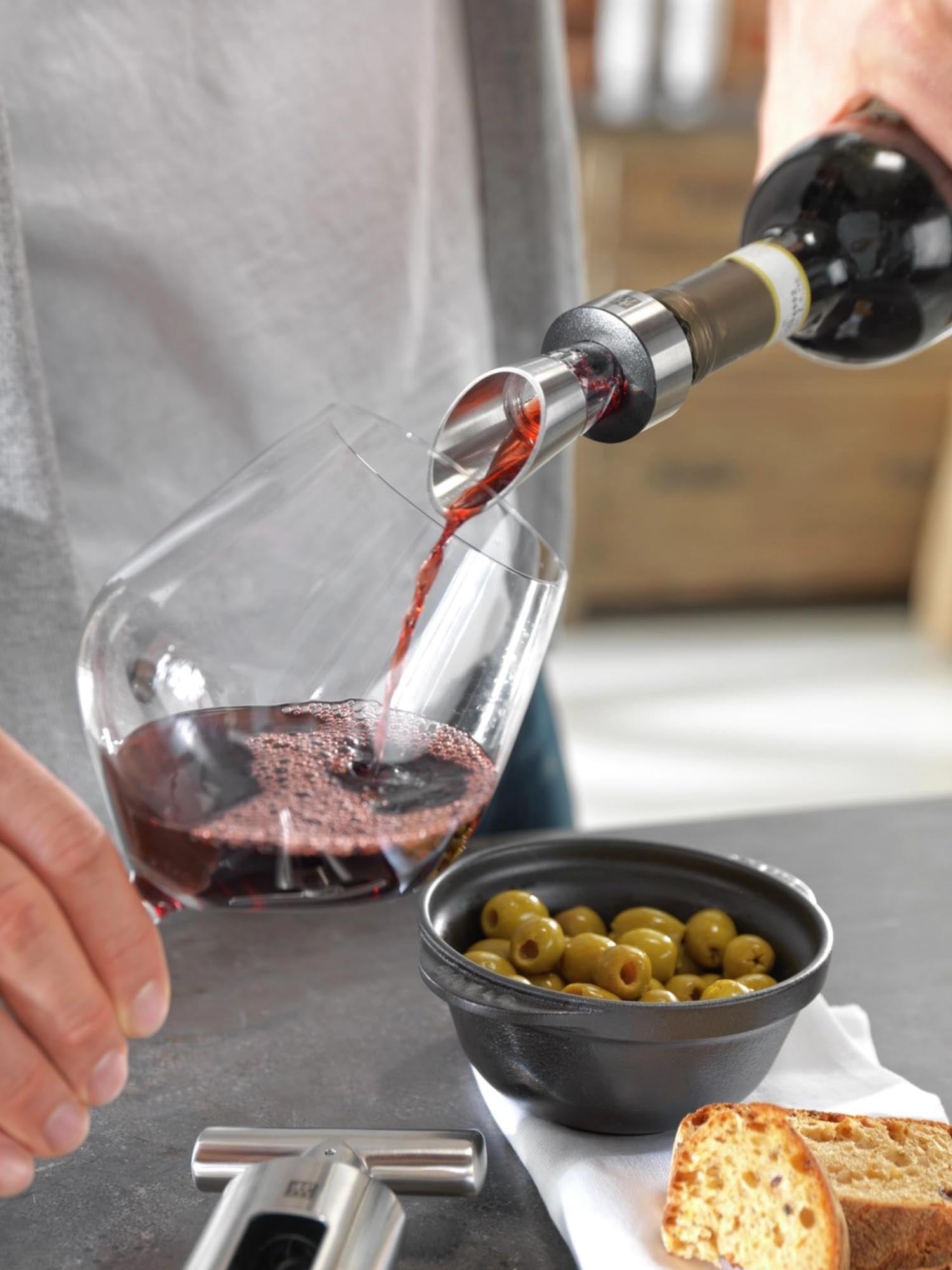 Entdecken Sie den eleganten Weinausgiesser aus hochwertigem 18/10 Edelstahl von Zwilling Kitchen – ideal für stilvolles Servieren und Genießen.