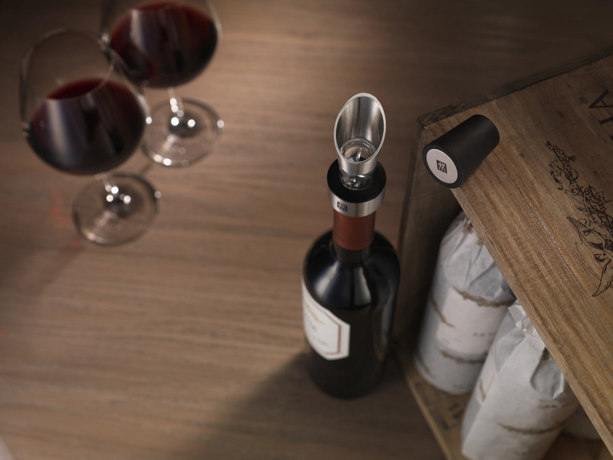 Weinausgiesser 18/10 Edelstahl in Schwarz präsentiert im Onlineshop von KAQTU Design AG. Barzubehör ist von Zwilling Kitchen