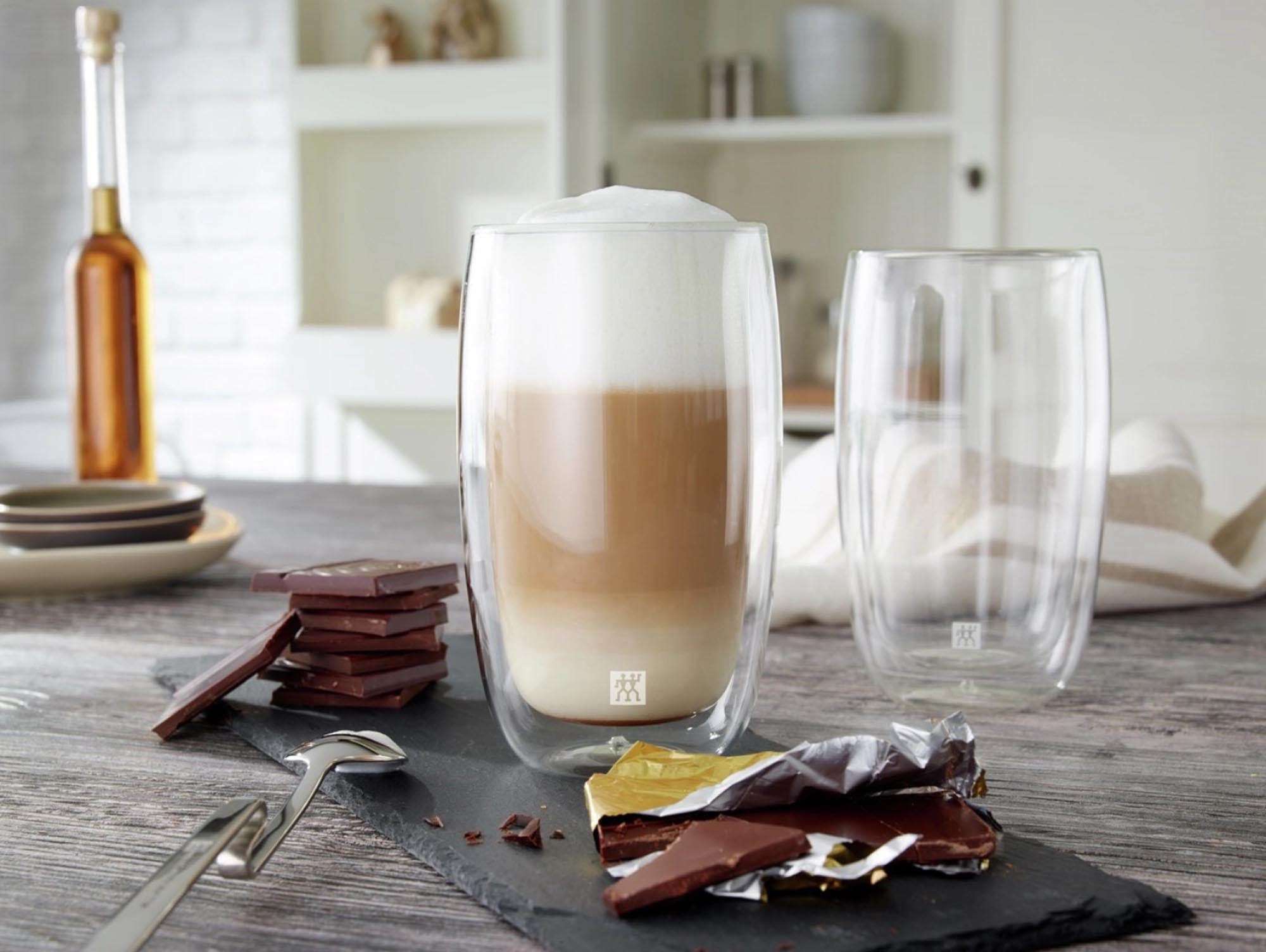 Genießen Sie Ihren Latte Macchiato stilvoll mit den doppelwandigen Sorrento Gläsern von Zwilling. 2er Set, 350 ml, ideal für heiße Getränke.