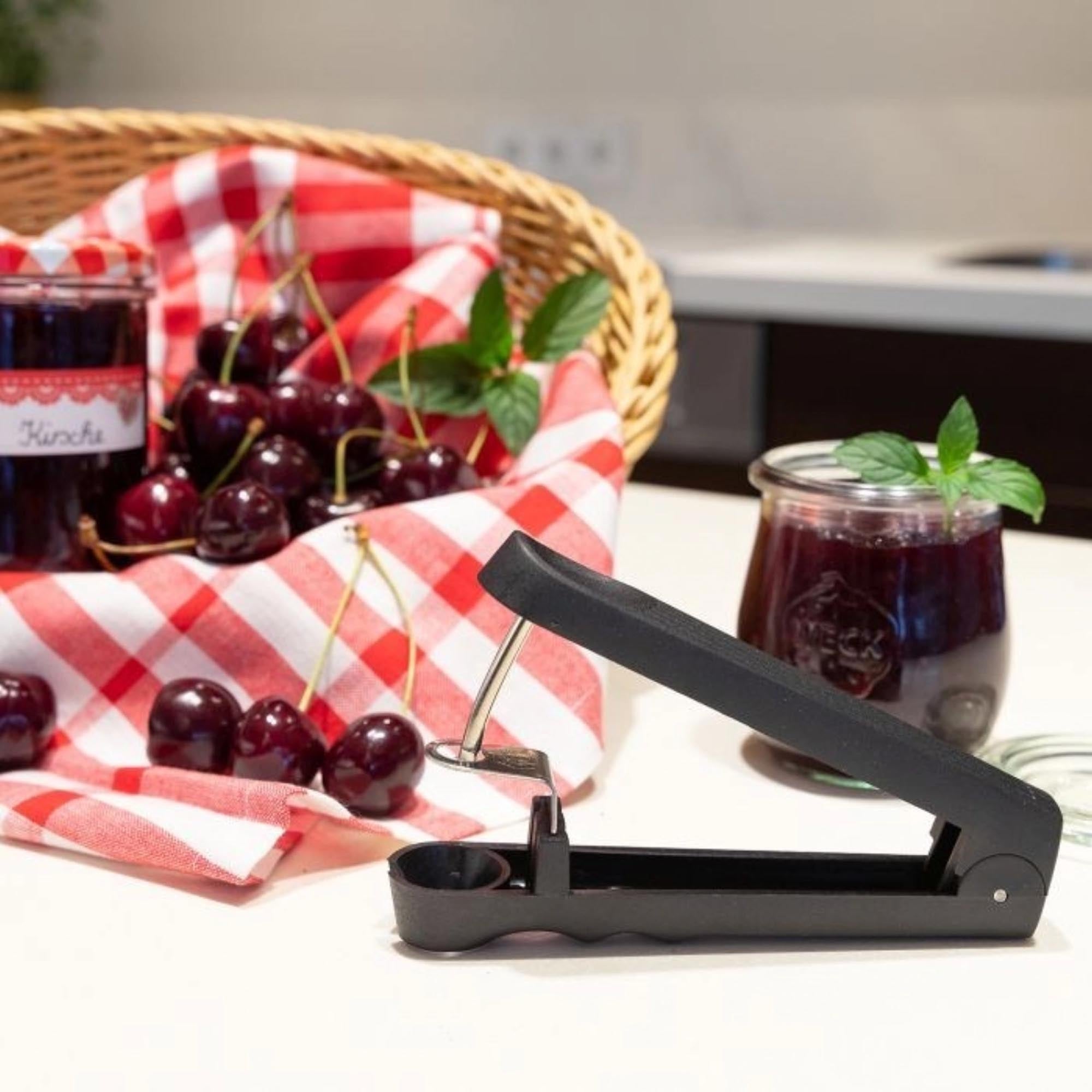 Effizienter Kirschenentkerner von Westmark, kompakt und handlich, perfekt für müheloses und sauberes Entkernen von Kirschen.