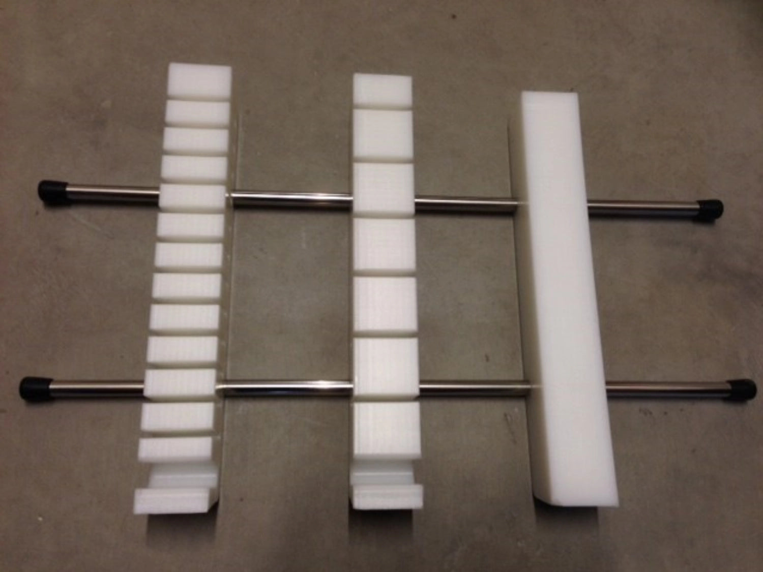 Messerblock verstellbar passt GN 1/1 Schale in Silber präsentiert im Onlineshop von KAQTU Design AG. Messerblock ist von Lagotto