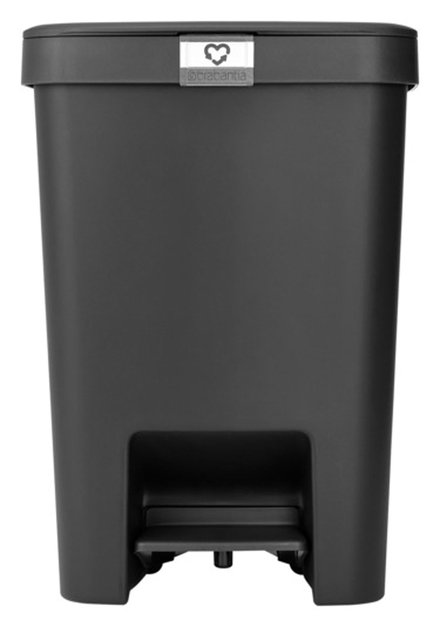 Entdecken Sie den BRABANTIA Treteimer StepUp in dunklem Grau mit 25 l Fassungsvermögen. Hochwertiger Edelstahl, hygienisch, leise und stilvoll für Küche und Bad.