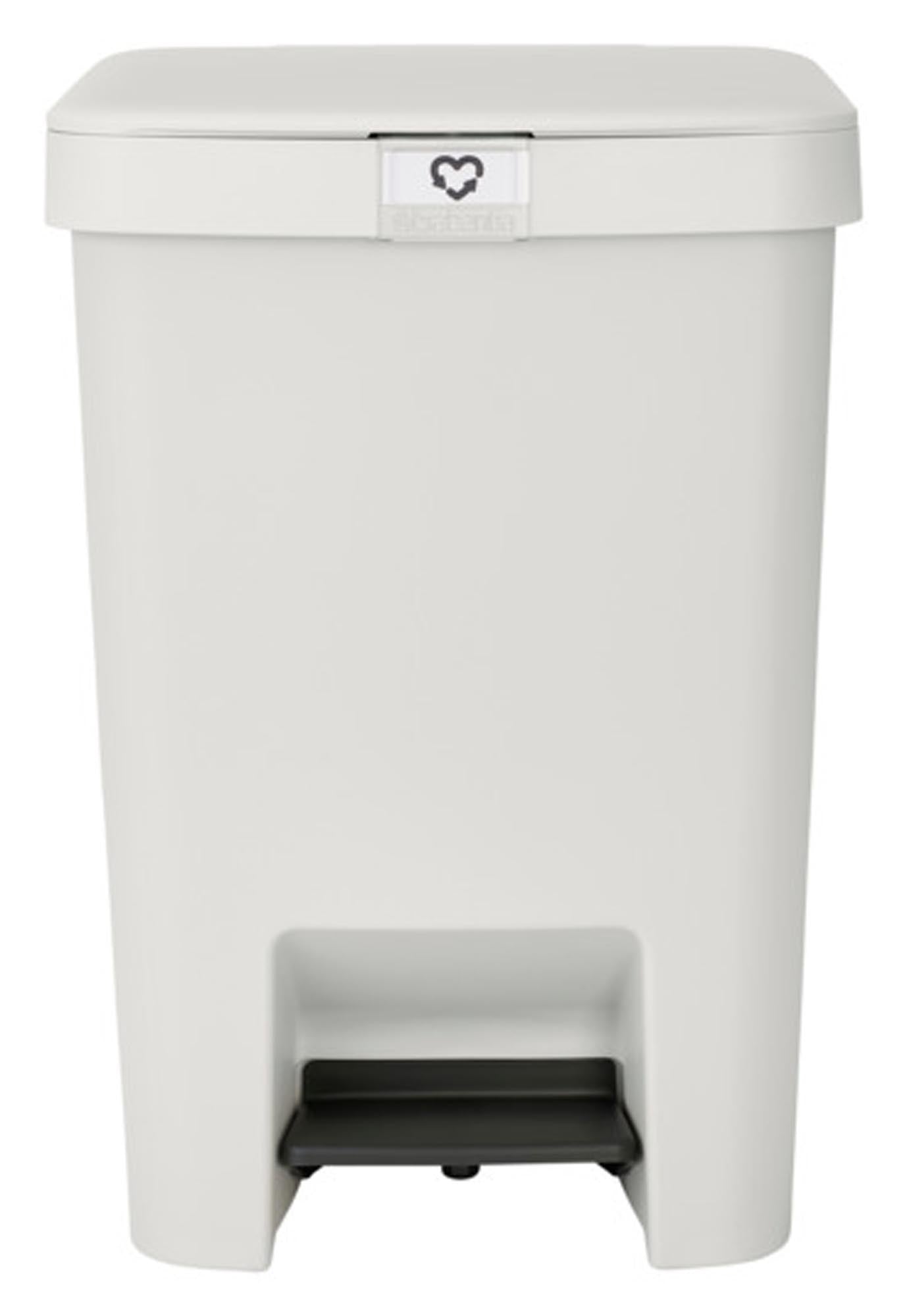 Entdecken Sie den BRABANTIA Treteimer StepUp 25 l in light grey: hochwertiger Edelstahl, hygienisch, funktional und stilvoll für Küche, Büro und Badezimmer.