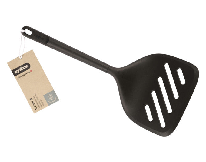ZYLISS Pfannenwender XL: Umweltfreundlich aus Weizenstroh, hitzebeständig bis 200°C, ergonomisch, ideal für große Pfannen und einfaches Servieren.