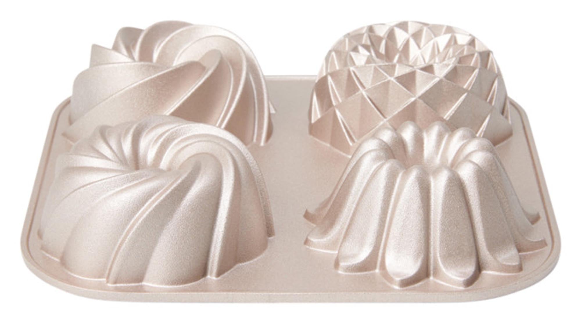 Entdecken Sie das PATISSE Mini Gugelhupf Blech 4er Aluguss für perfekte, kleine Gugelhupfe. Hochwertige Antihaftbeschichtung für müheloses Backen!