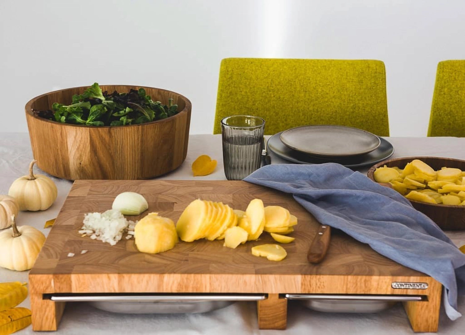 Entdecken Sie das stilvolle Gummibaum Schneidebrett von Continenta, ausgestattet mit 3 praktischen Schubladen für optimale Küchenorganisation.