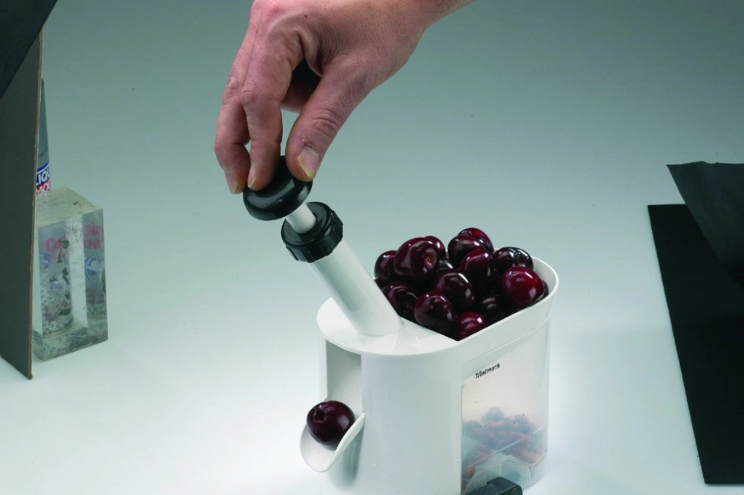 Cherry stoner, white, 21.5x20x9.5cm