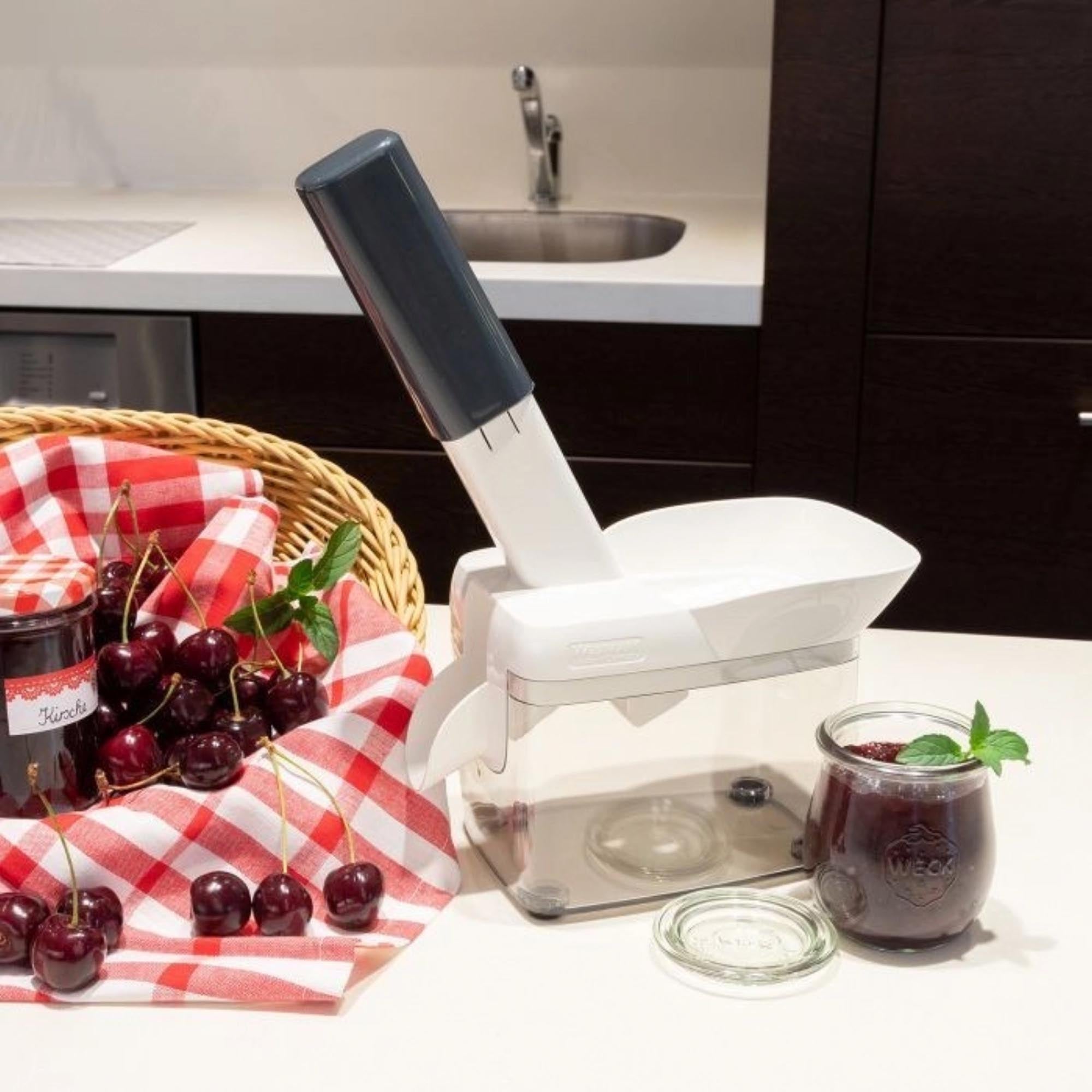 Effizienter Kirschentkerner von Westmark, robust und praktisch, perfekt für schnelles und müheloses Entkernen von Kirschen.