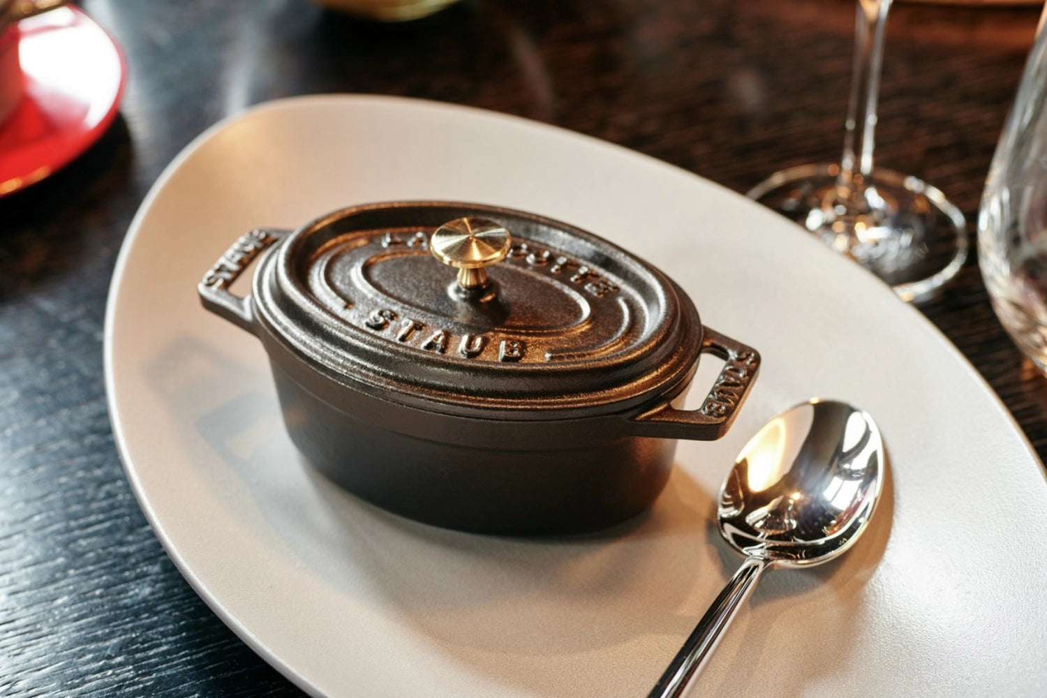 Die Mini Cocotte oval 0.25l von Staub ist ideal für individuelle Portionen. Perfekt für Aufläufe, Soufflés und kreative Gerichte. Hochwertige Keramik.
