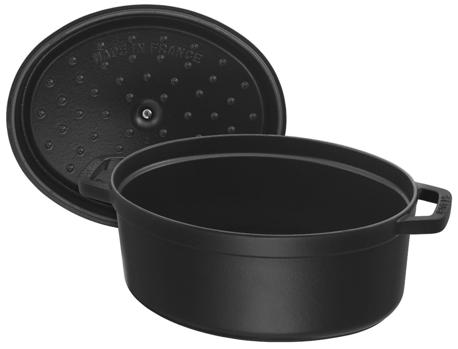 Die Cocotte oval 2.35l von Staub ist ideal für gleichmäßiges Garen. Ihr stilvolles Design und die schwarze Emaillierung machen sie zum Küchenhighlight.