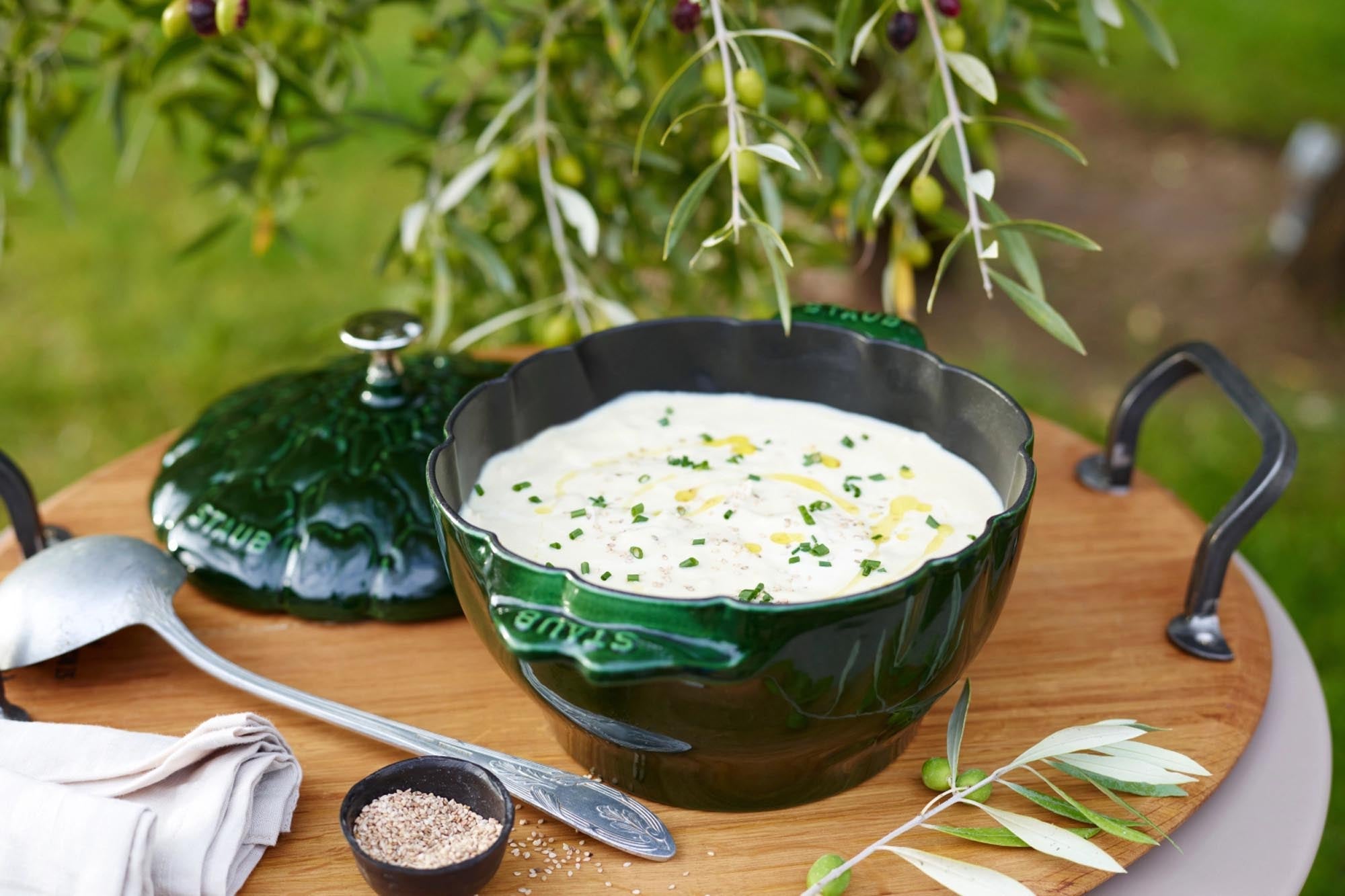 Erleben Sie die Cocotte 22 cm von Staub in modernem Basilikum-Grün. Perfekt für gleichmäßiges Garen und stilvolle Tischpräsentation.