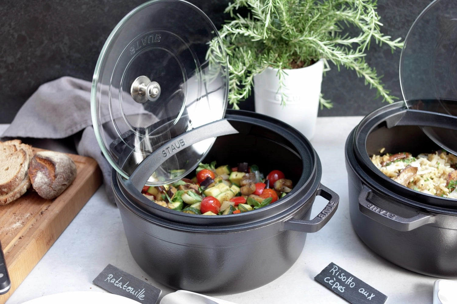 Entdecken Sie den eleganten Glasdeckel mit Halterung für Ihre 26 cm Staub Cocotte. Perfekt für Sichtkochen, hitzebeständig und pflegeleicht.