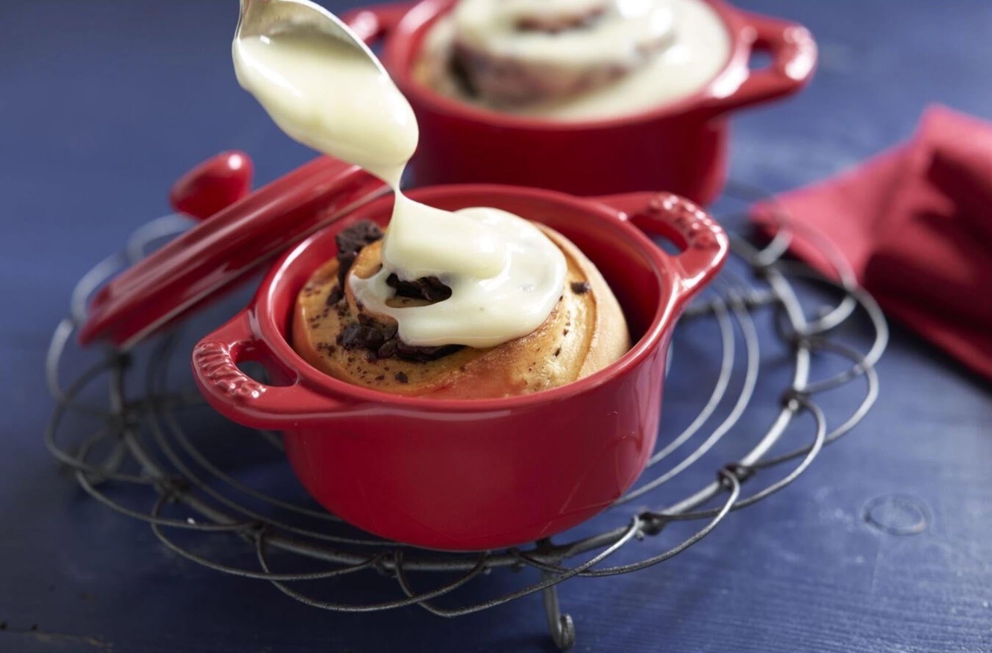 Elegantes 4er Set runde Mini-Cocottes aus roter Keramik von Staub, 0,2 l Fassungsvermögen, ideal für stilvolles Servieren.