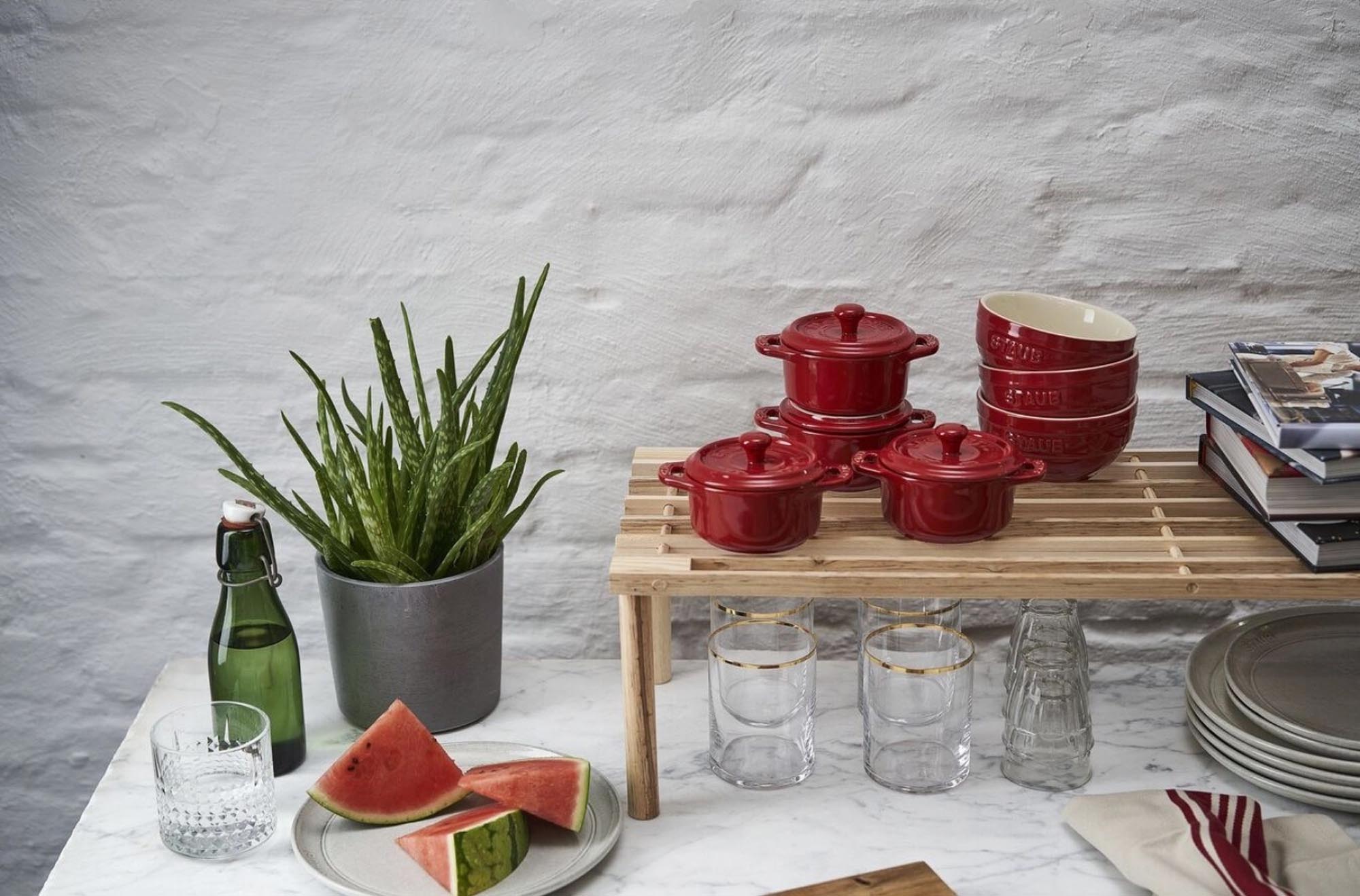 Setzen Sie auf das stilvolle 4er Set Mini Cocottes in kirschrot von Staub. Perfekt für kleine Portionen, vielseitig einsetzbar und spülmaschinenfest.