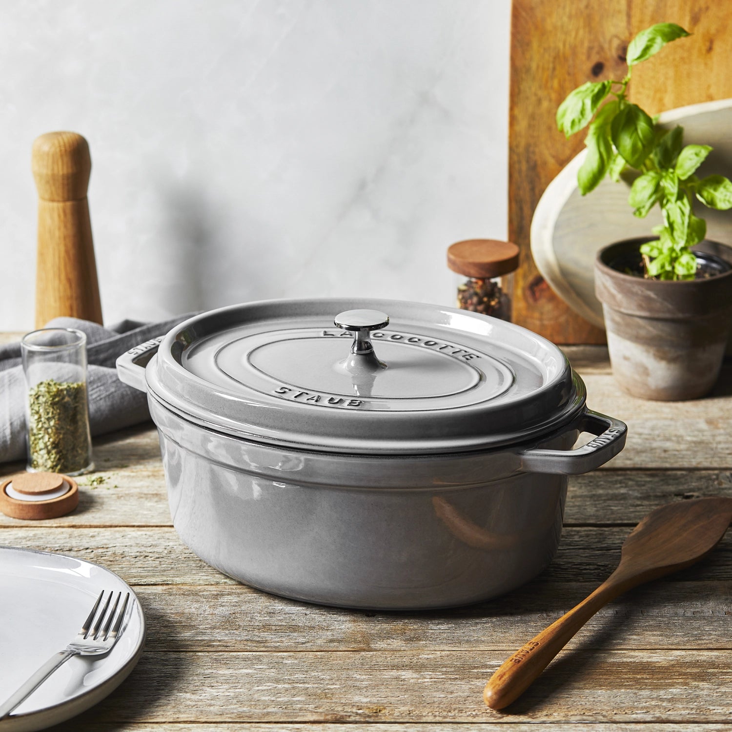 Die ovalen Cocotte von Staub in Graphit-Grau (31 cm, 5,5 l) vereint Eleganz und Funktionalität. Perfekt für Eintöpfe und Aufläufe, langlebig und pflegeleicht.