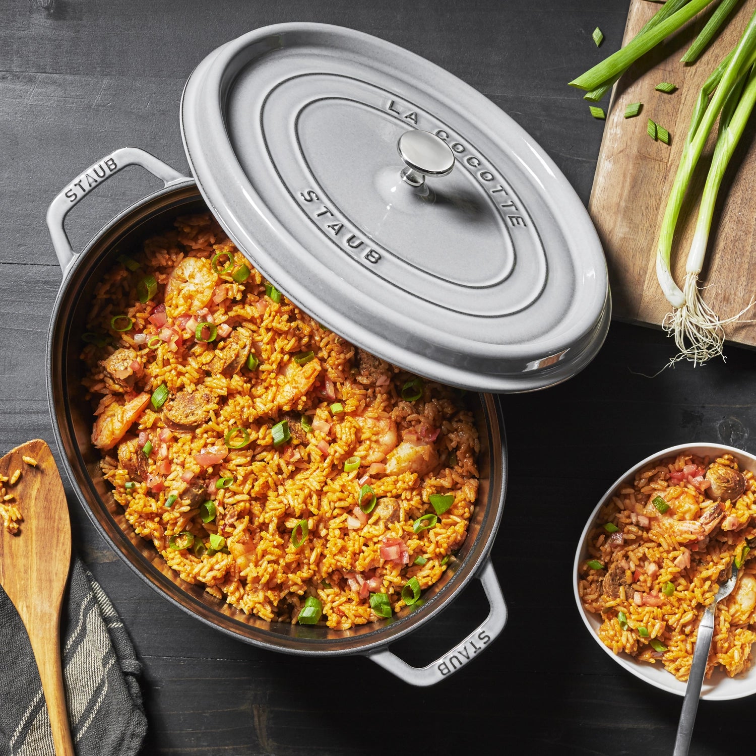 Die Staub Cocotte (31 cm, 5,5 l) in Graphit-Grau bietet exzellente Wärmeleitung und ist ideal für Schmorgerichte. Stilvoll und robust, für alle Herdarten.