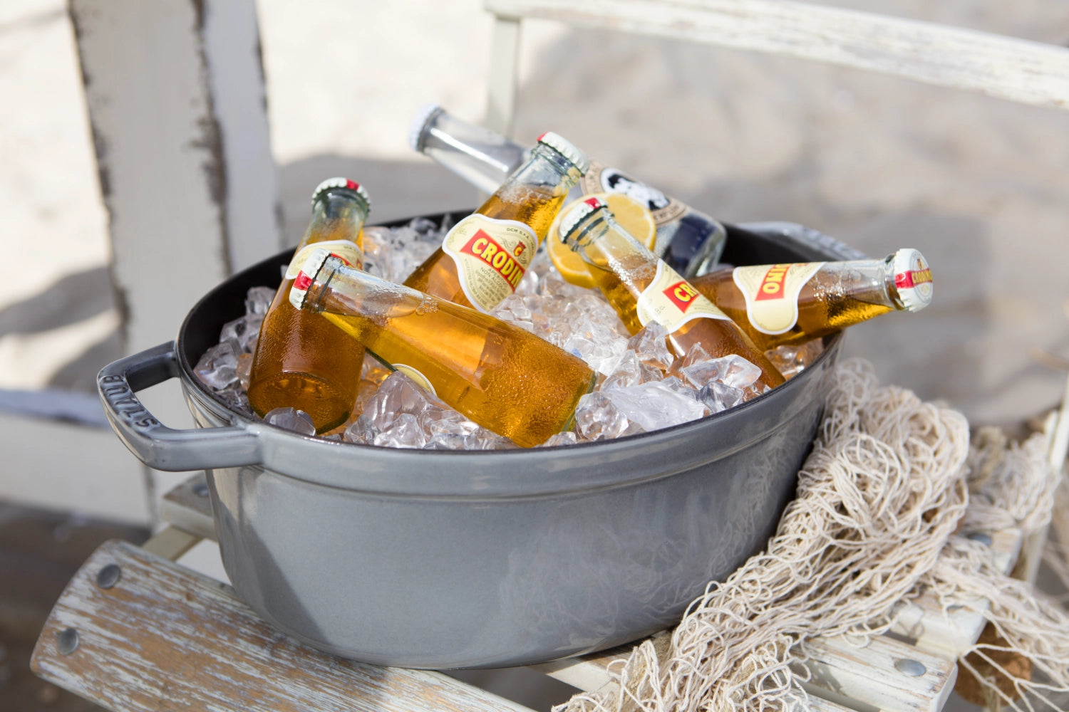 Die ovalen Cocotte von Staub (31 cm, 5,5 l) in Graphit-Grau vereint elegantes Design mit hervorragender Wärmeverteilung. Perfekt für köstliche Eintöpfe und Aufläufe.