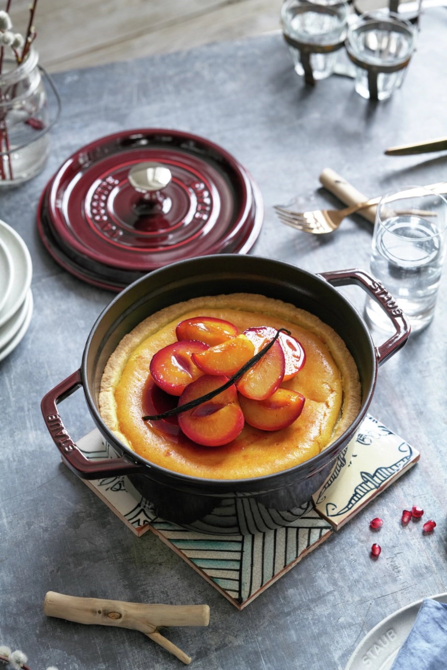 Die Staub Cocotte 24 cm in Grenadine-Rot ist ein elegantes Gusseisen-Kochgeschirr, perfekt für schmackhafte Gerichte und stilvolles Servieren.
